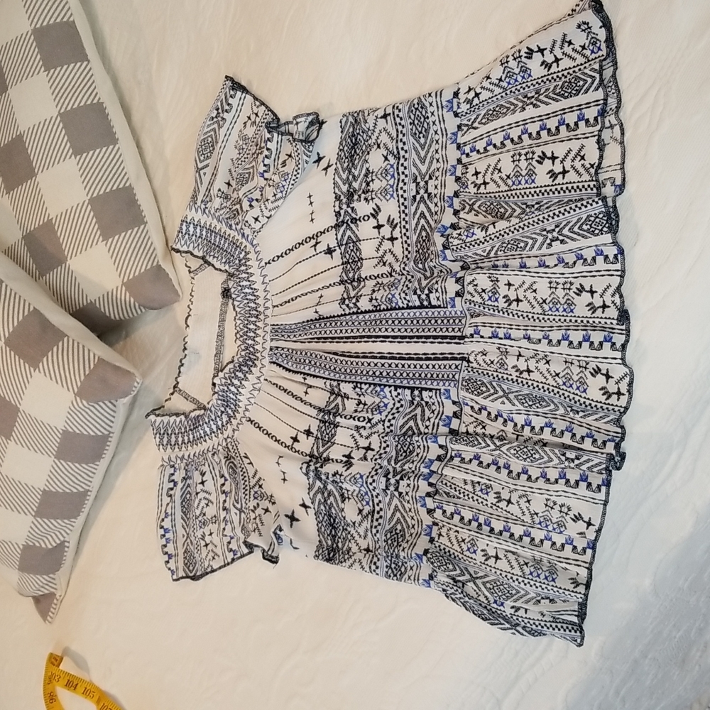 Cute top, embroidered, Sz s